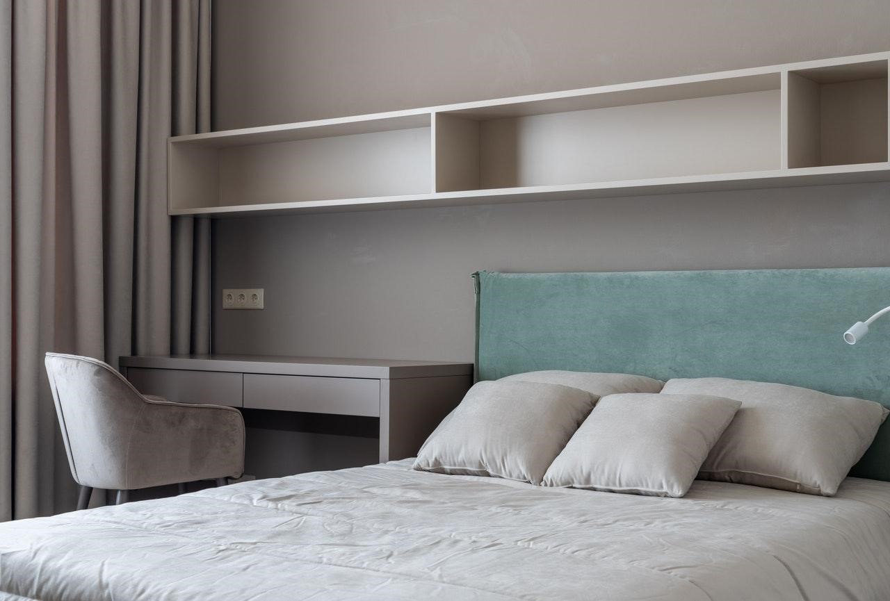Поєднання робочої та спальної зони для спальні в стилі мінімалізм