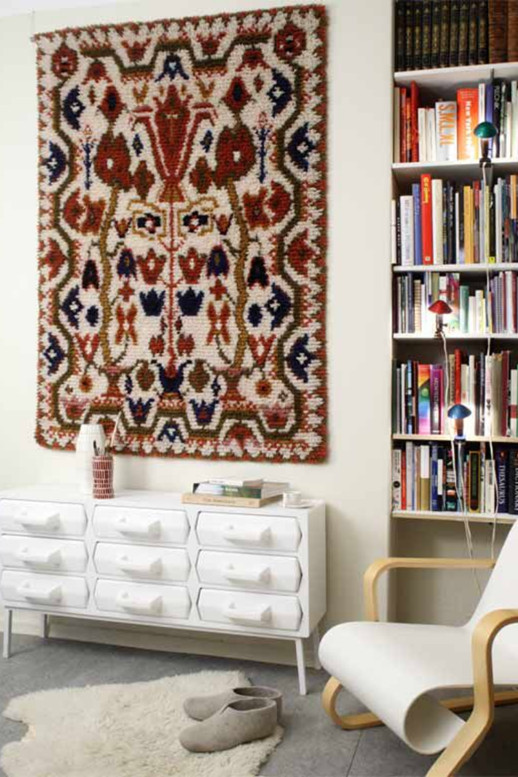 Настенный ковер с контрастным сканди-узором