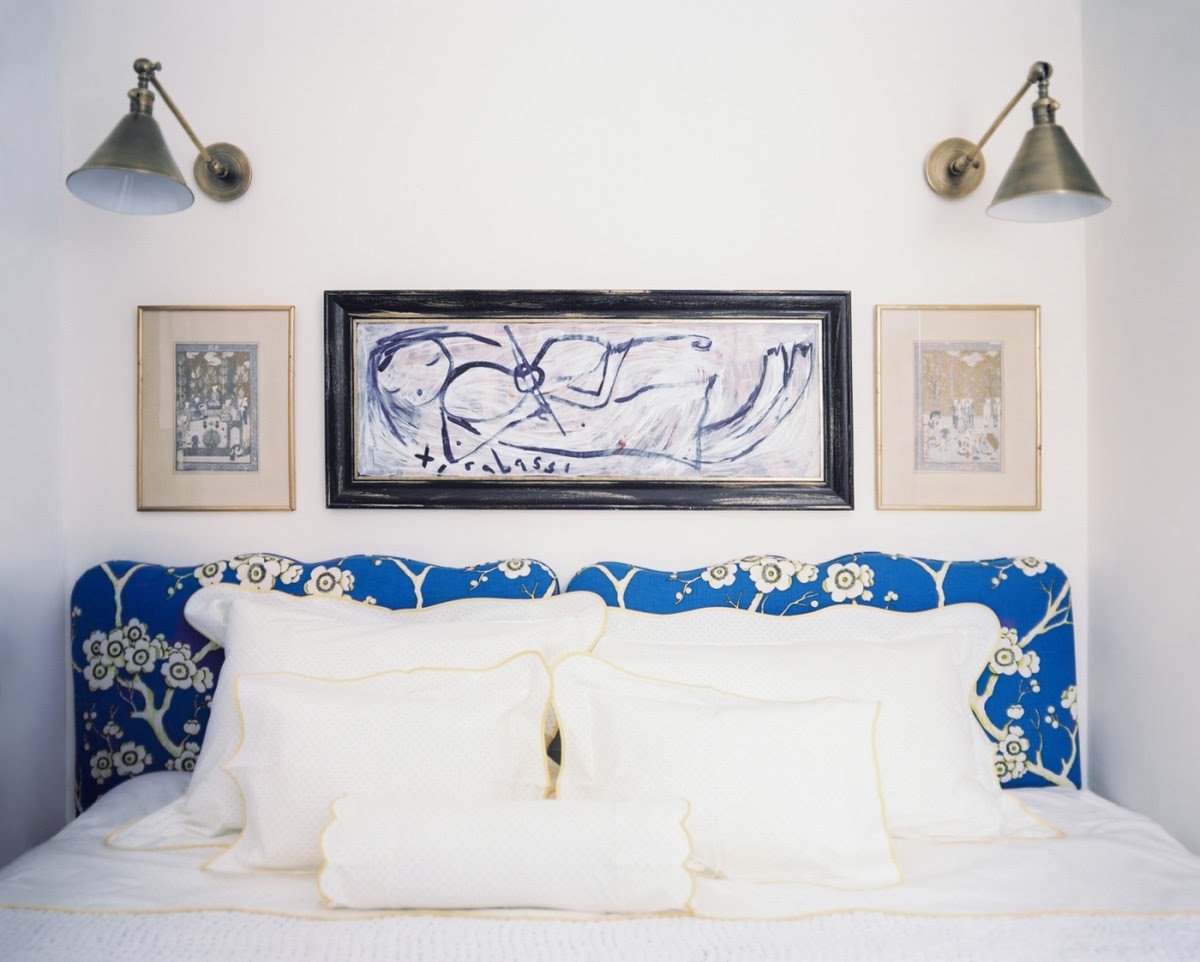 Декор кровати в спальне с помощью набора подушек