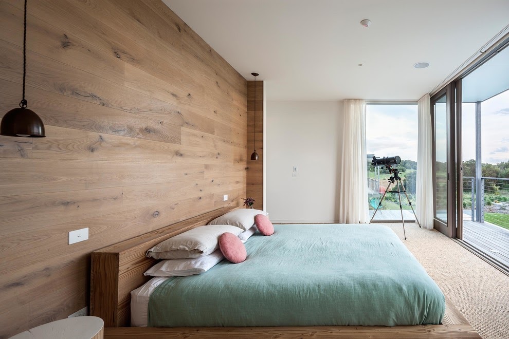 Декоративные подушки на кровати в минималистичном интерьере