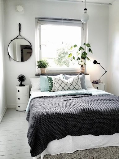 Дизайн вузької спальні в сучасному стилі в сірих тонах 2