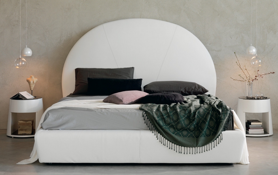 Ліжко з масивним узголів'ям в дизайні сучасної спальні