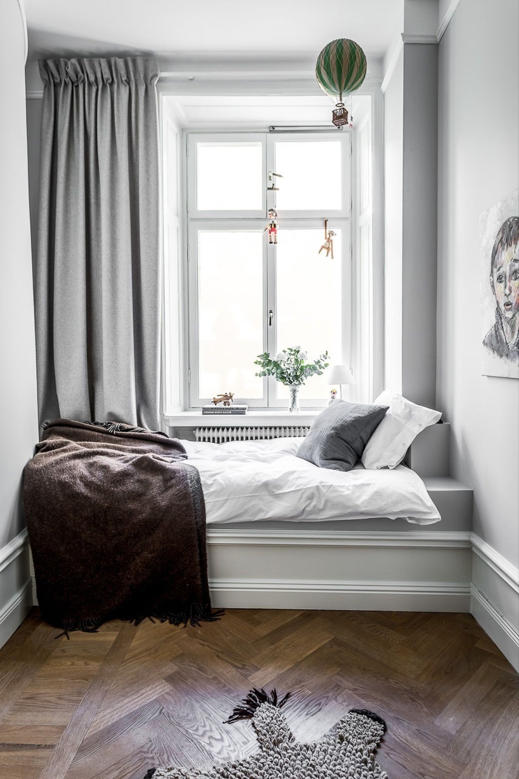 Дизайн вузької спальні в сучасному стилі в сірих тонах